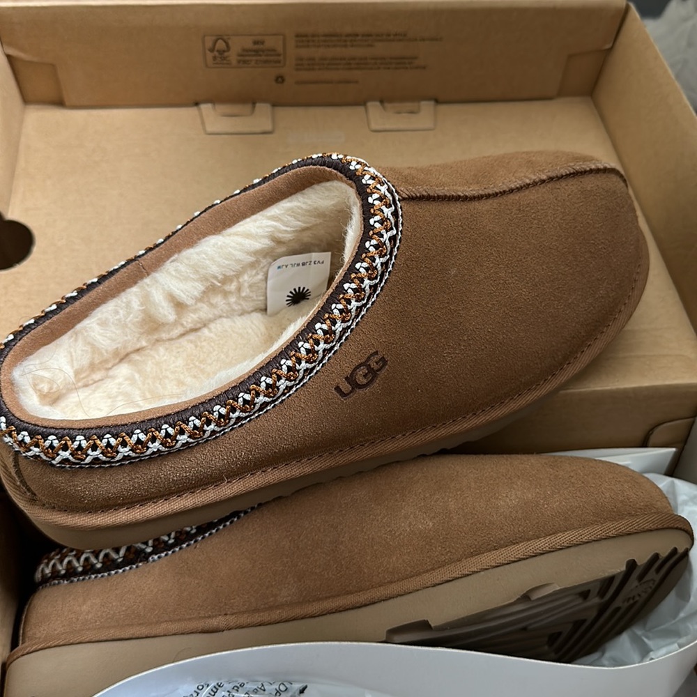NEW IN BOX UGG Tasman in Chestnut